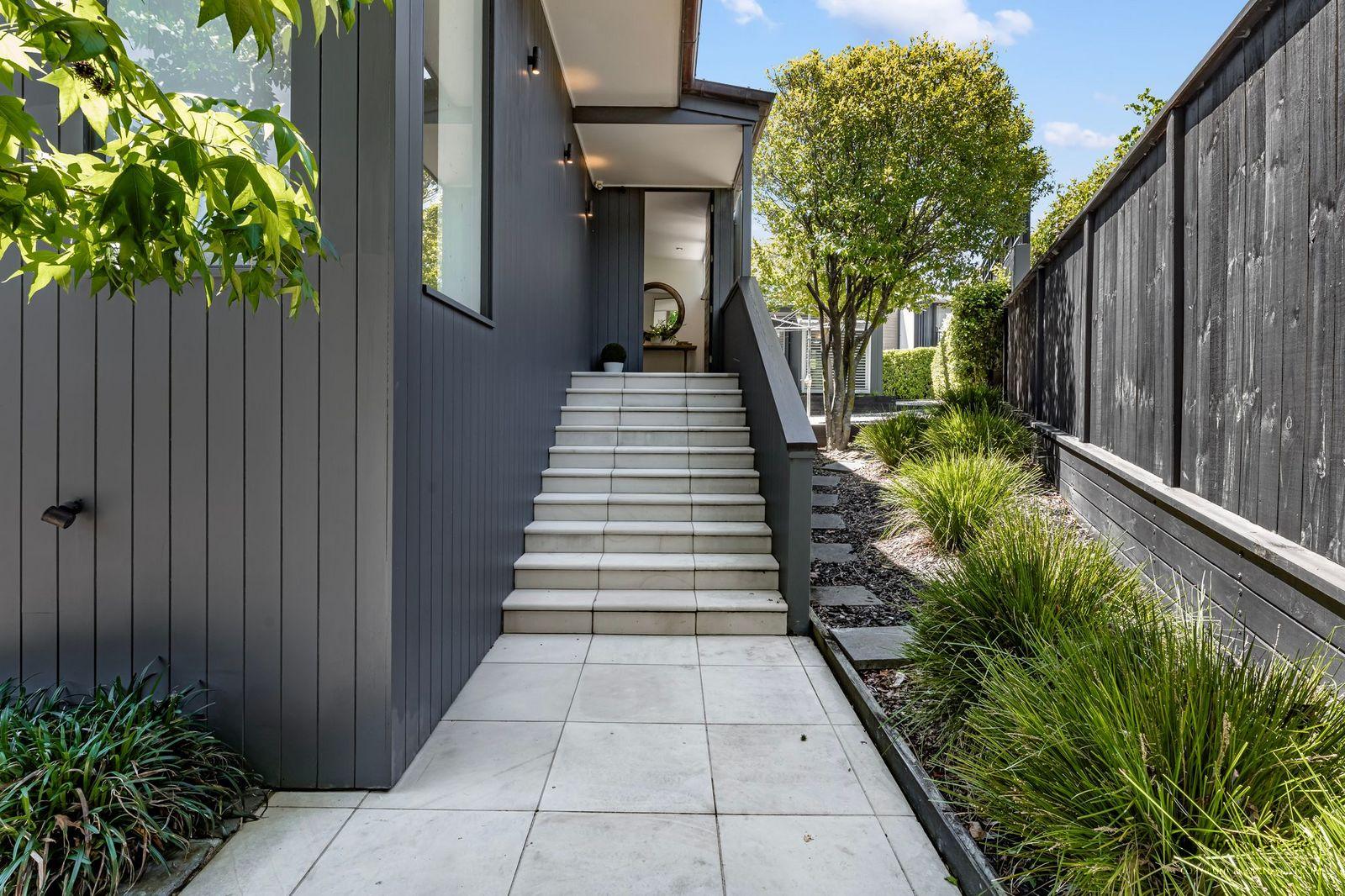 Slider image of 27 Hauraki Road, Auckland