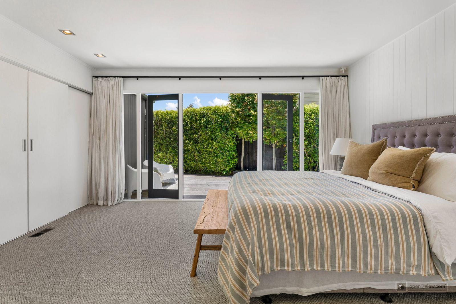 Slider image of 27 Hauraki Road, Auckland