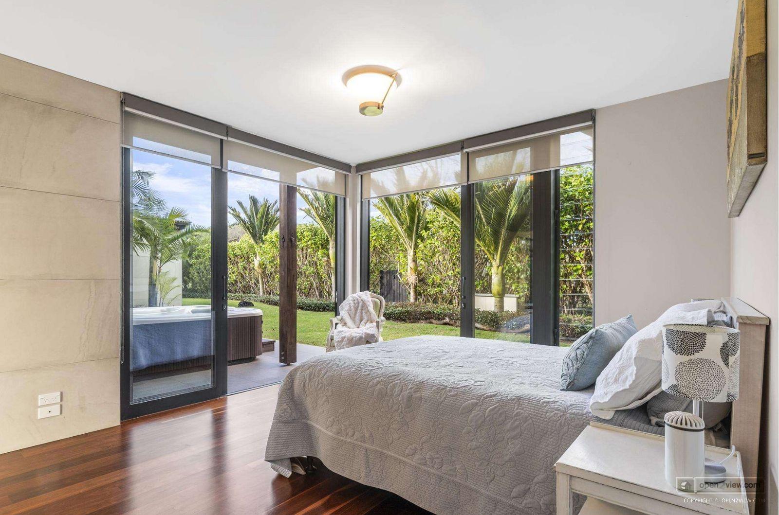 Slider image of 70 Taumata Road, Auckland