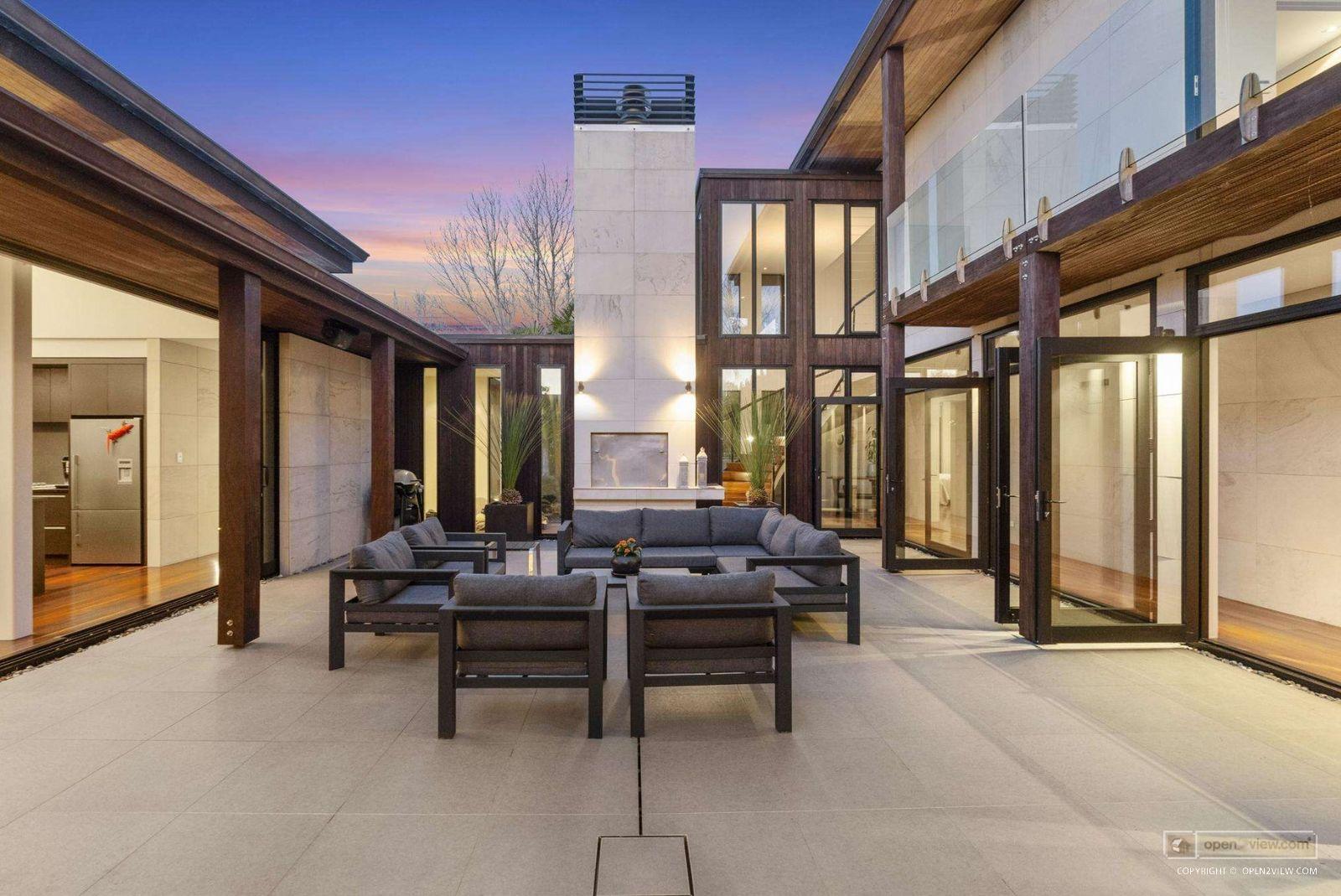 Slider image of 70 Taumata Road, Auckland