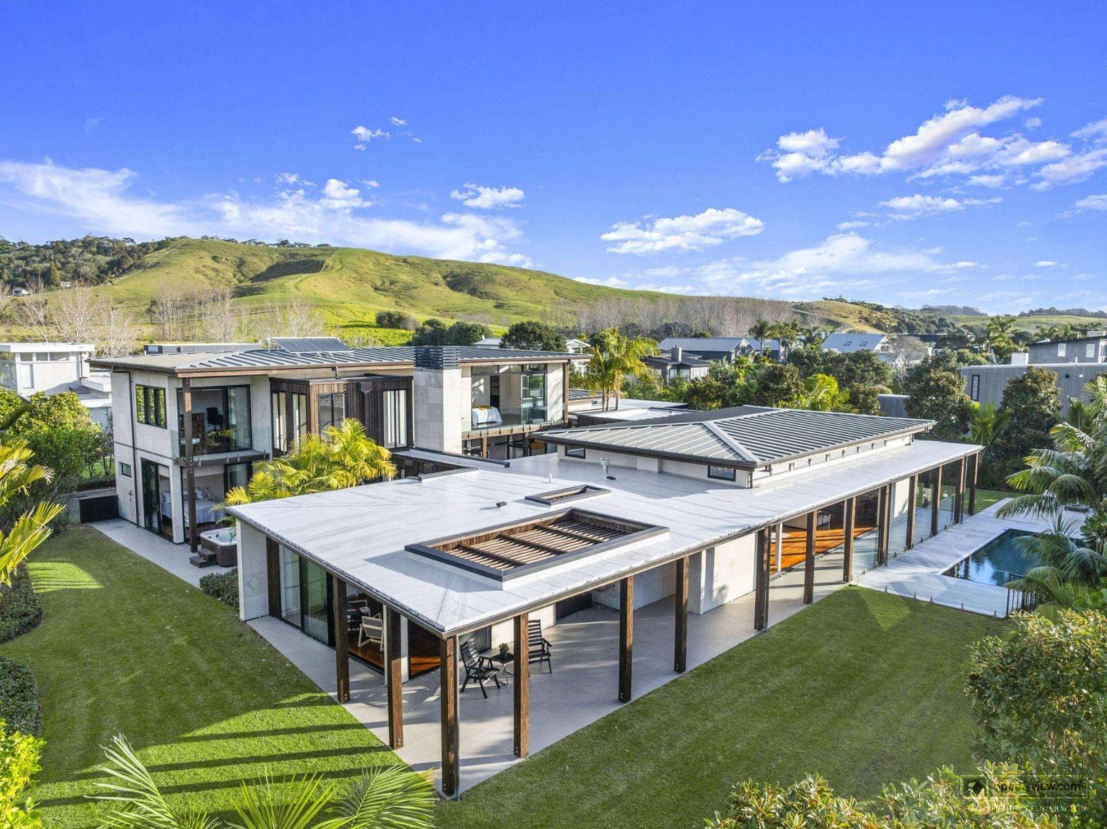 Slider image of 70 Taumata Road, Auckland