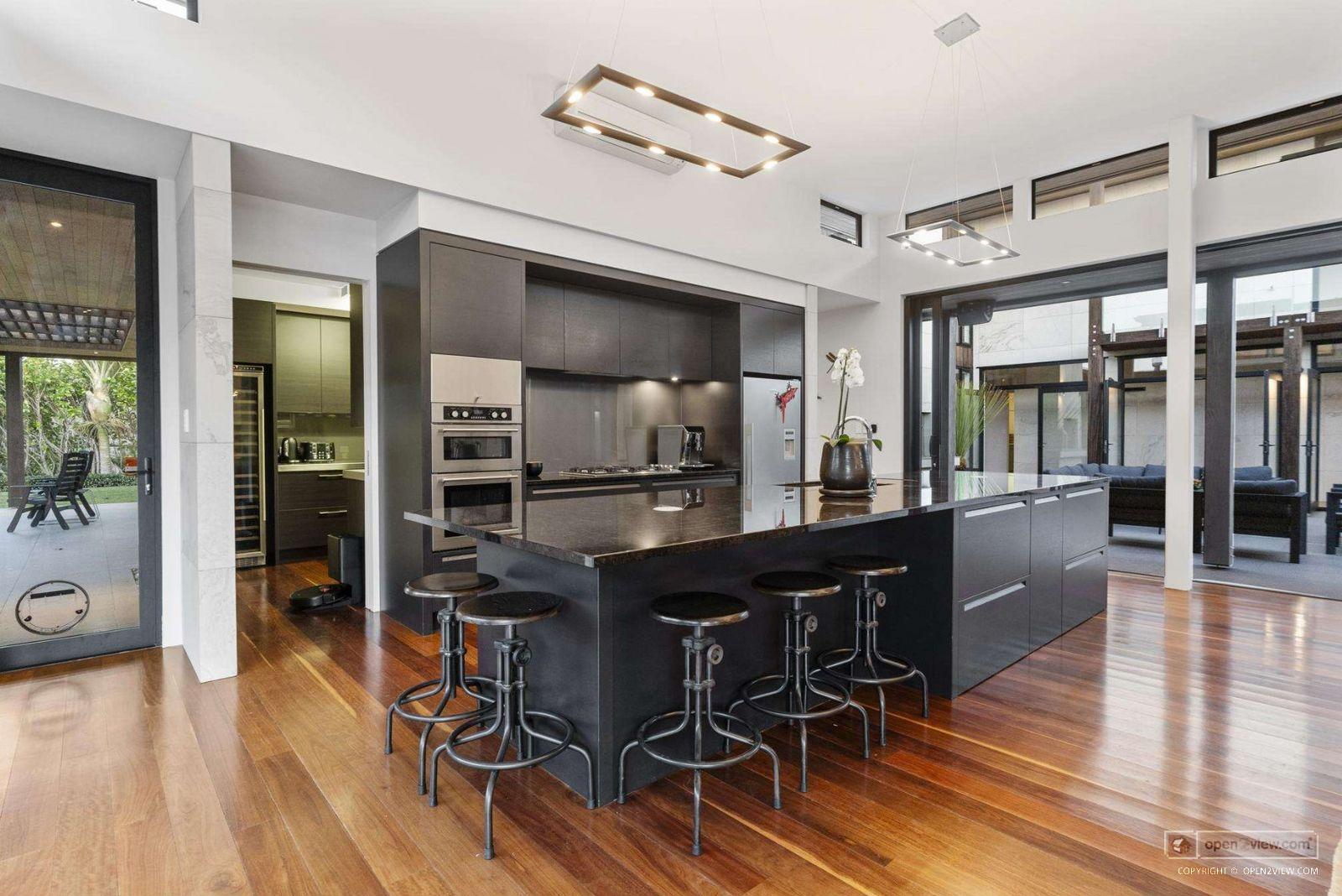 Slider image of 70 Taumata Road, Auckland