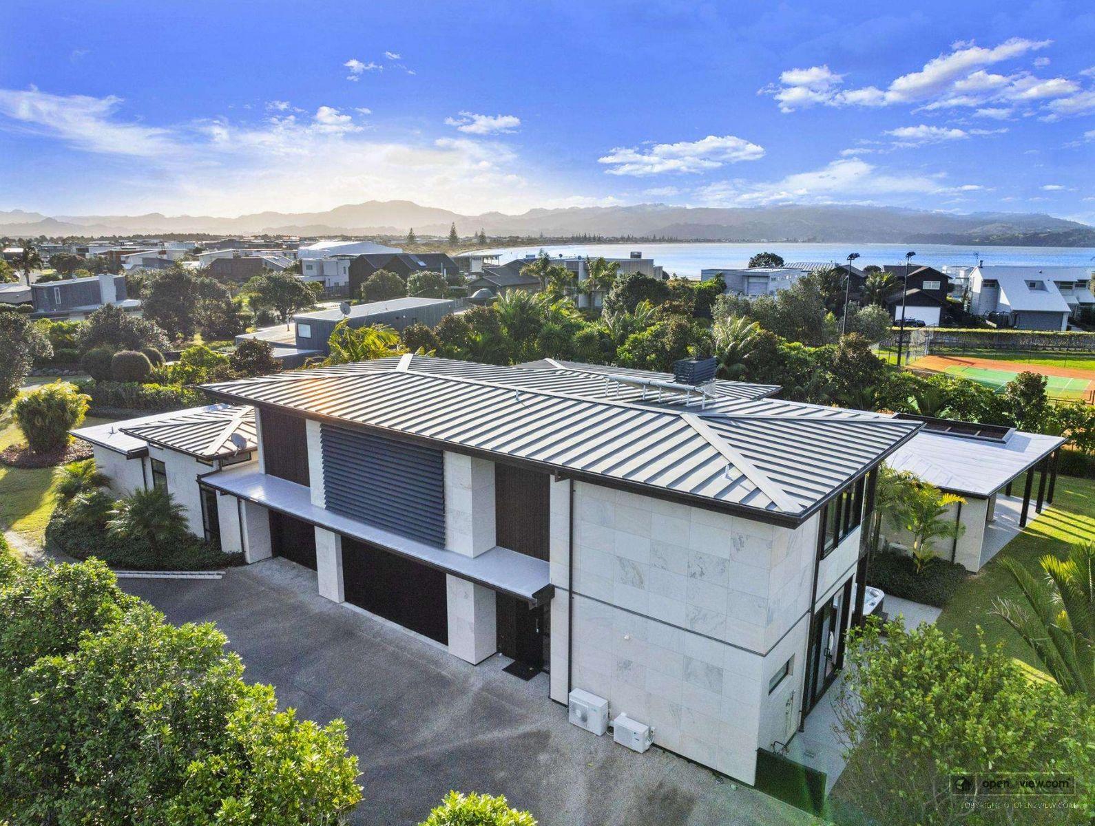 Slider image of 70 Taumata Road, Auckland