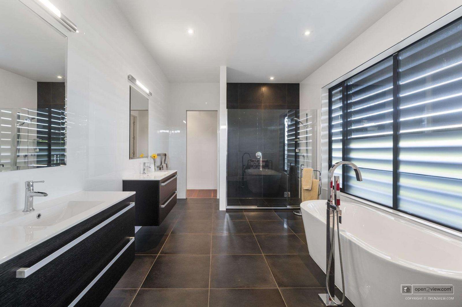 Slider image of 70 Taumata Road, Auckland