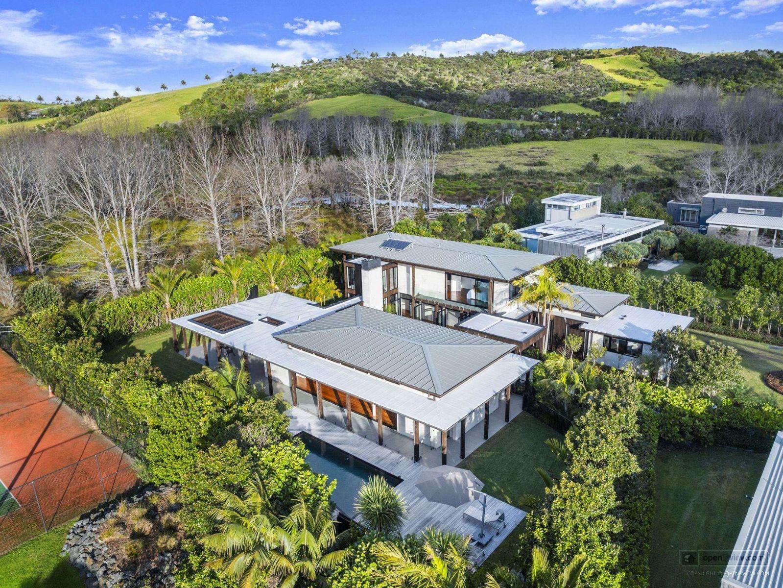 Slider image of 70 Taumata Road, Auckland
