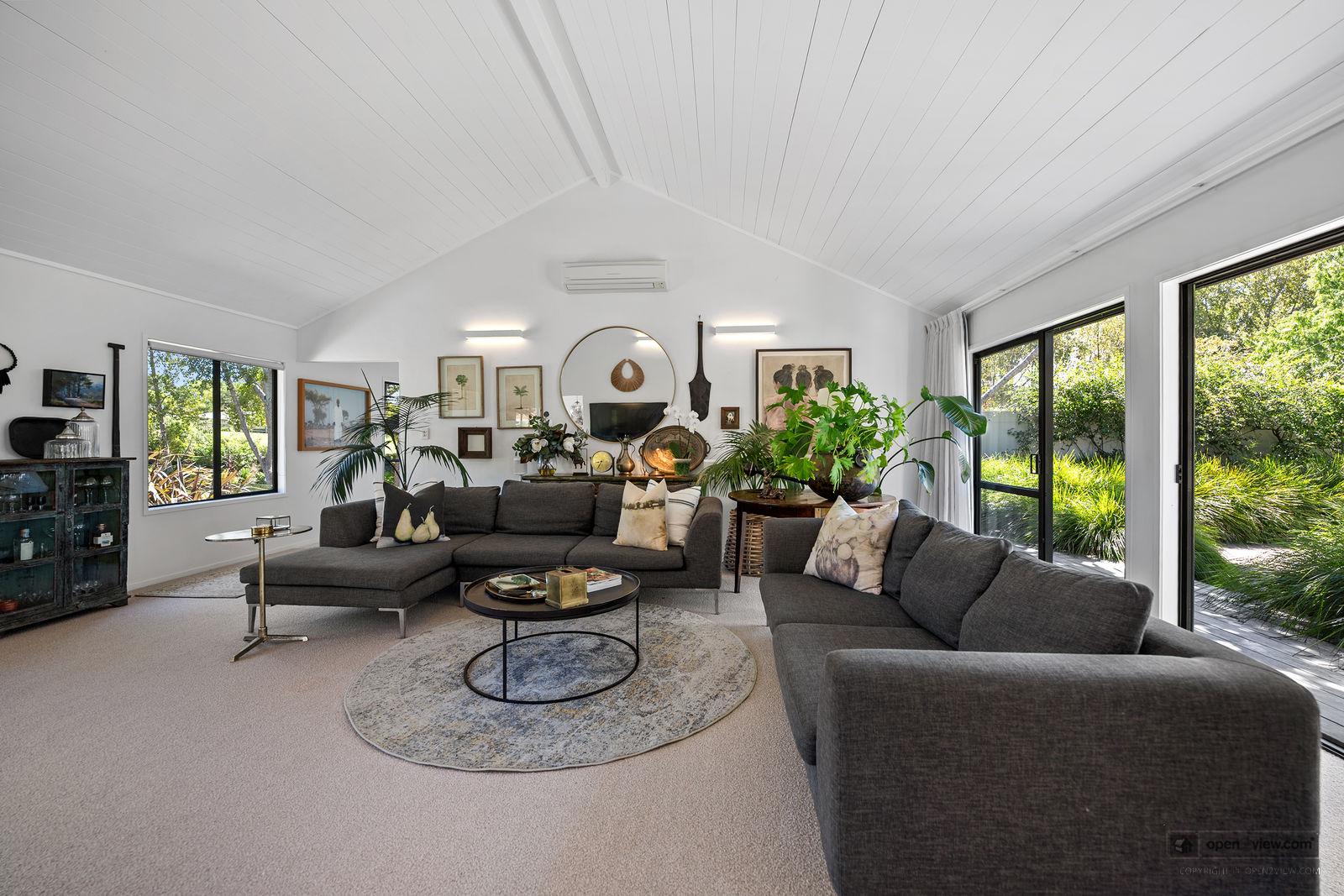 Slider image of 44 Hardens Lane, Auckland