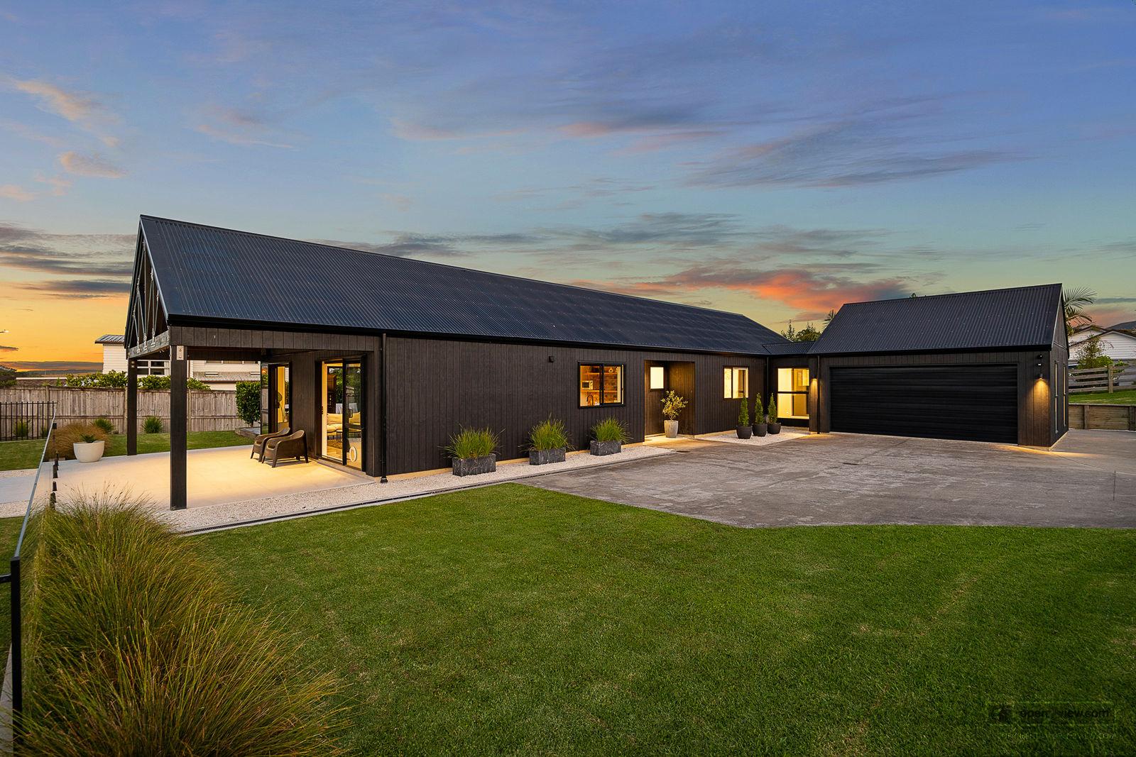 Slider image of 81 Solan Drive, Auckland