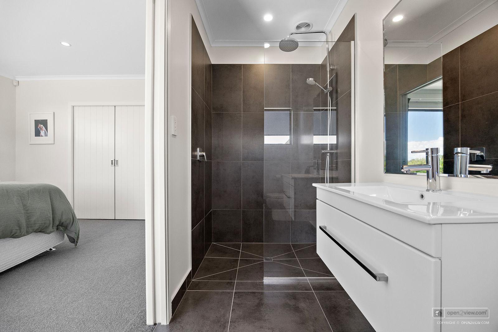 Slider image of 81 Solan Drive, Auckland