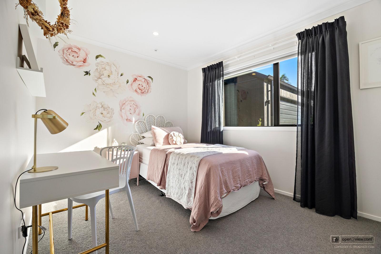 Slider image of 81 Solan Drive, Auckland