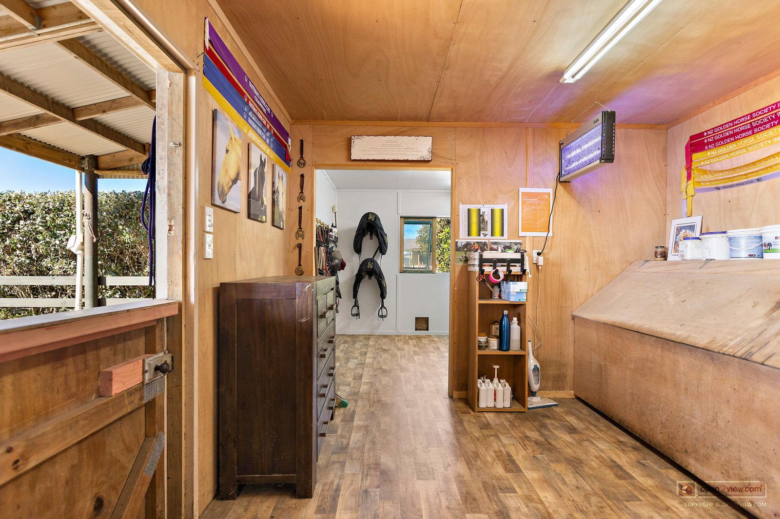 Slider image of 135B Hutchinson Road, Auckland