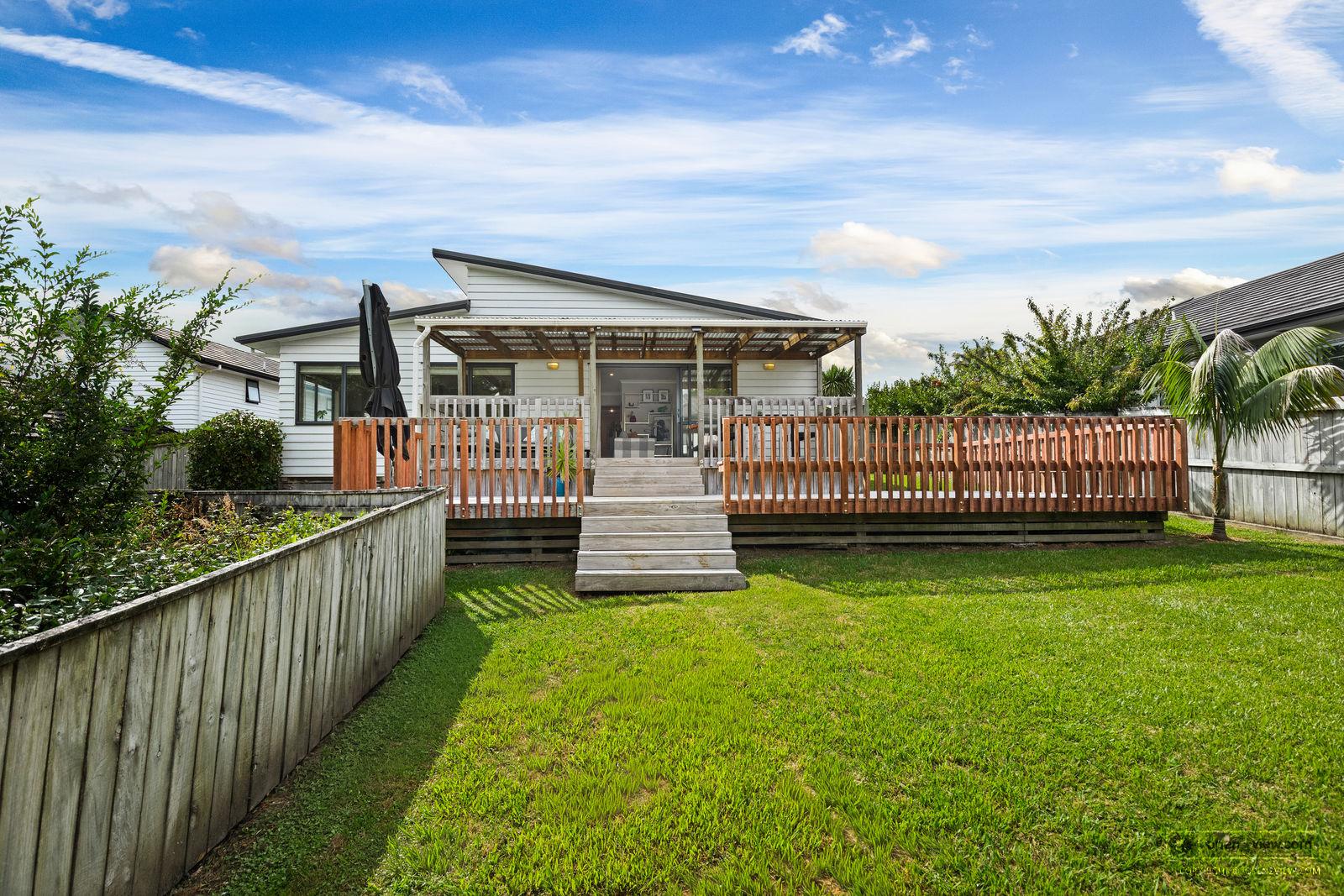Slider image of 7 Wautaiti Drive, Auckland