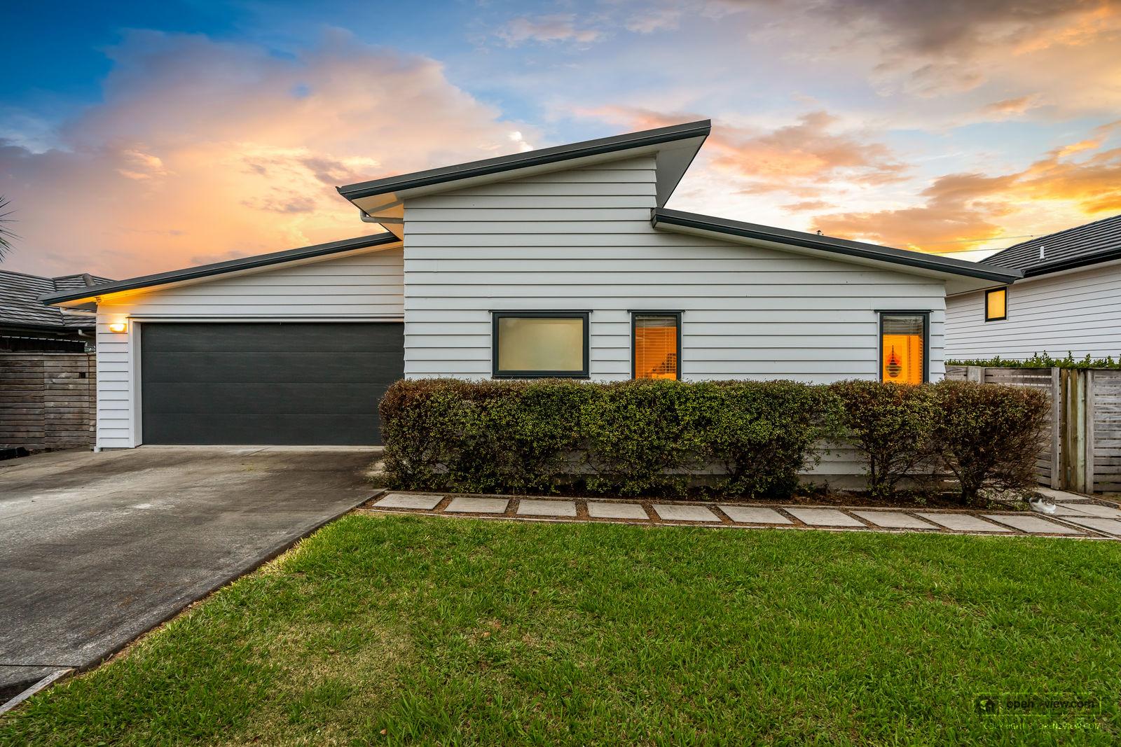Slider image of 7 Wautaiti Drive, Auckland