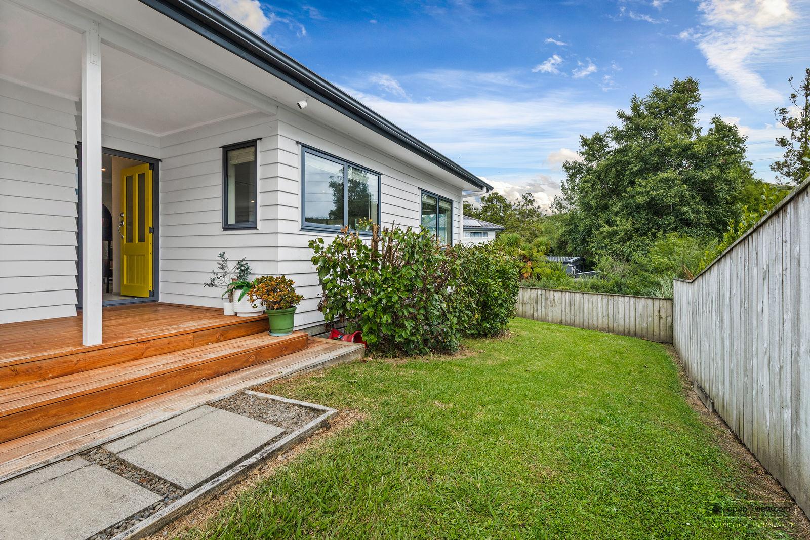 Slider image of 7 Wautaiti Drive, Auckland