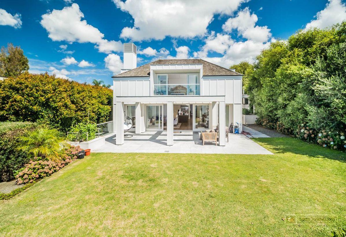 Slider image of 35 View Road, Auckland