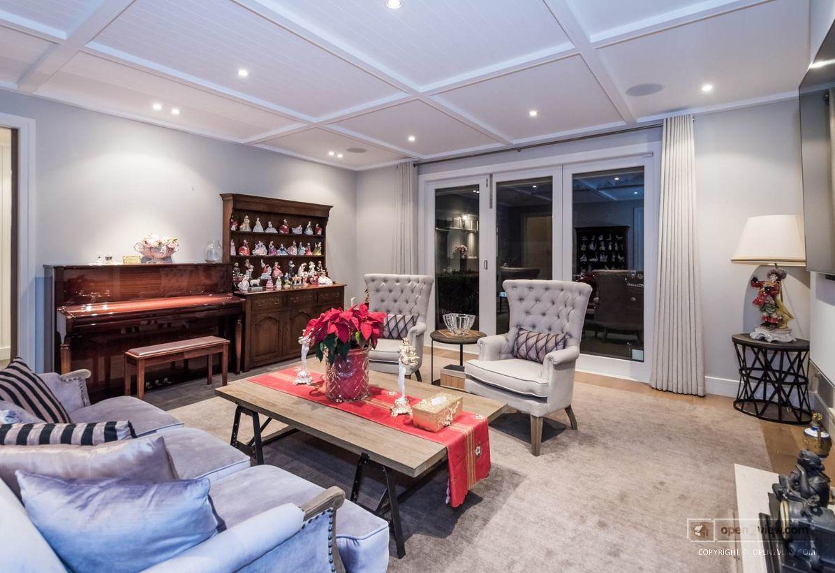 Slider image of 35 View Road, Auckland