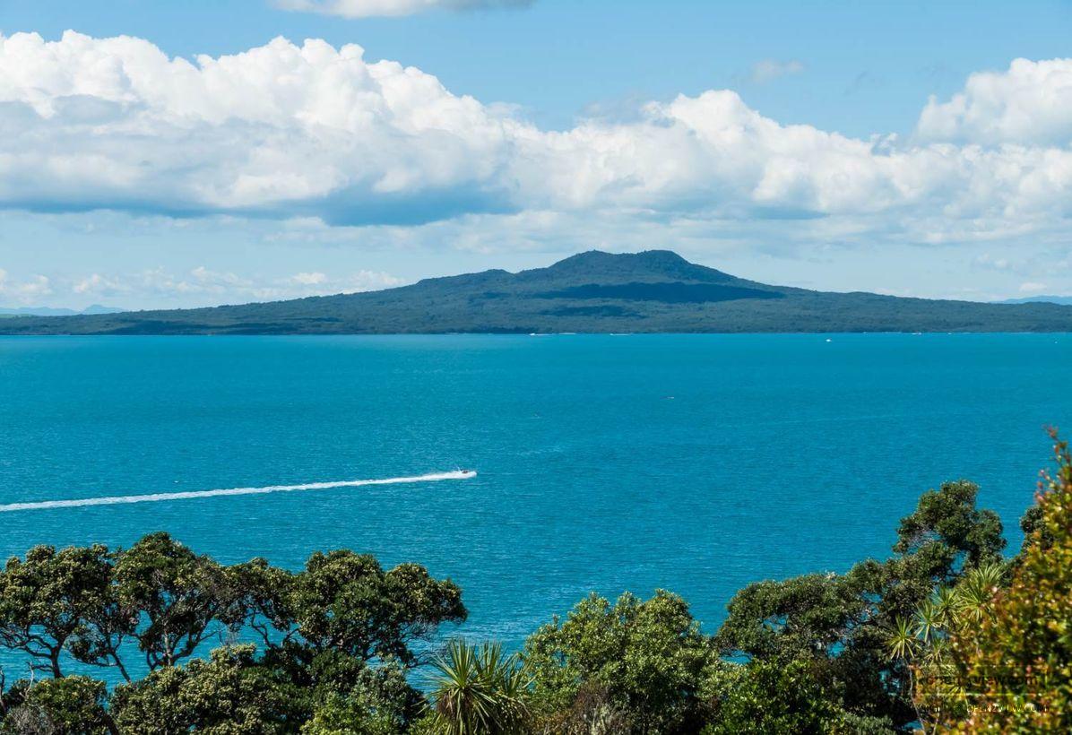 Slider image of 35 View Road, Auckland