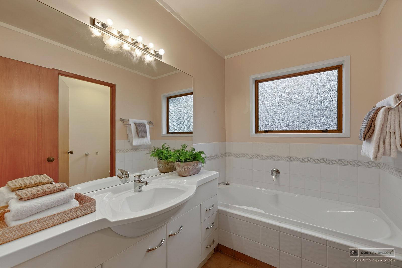 Slider image of 45C Robinson Road, Auckland