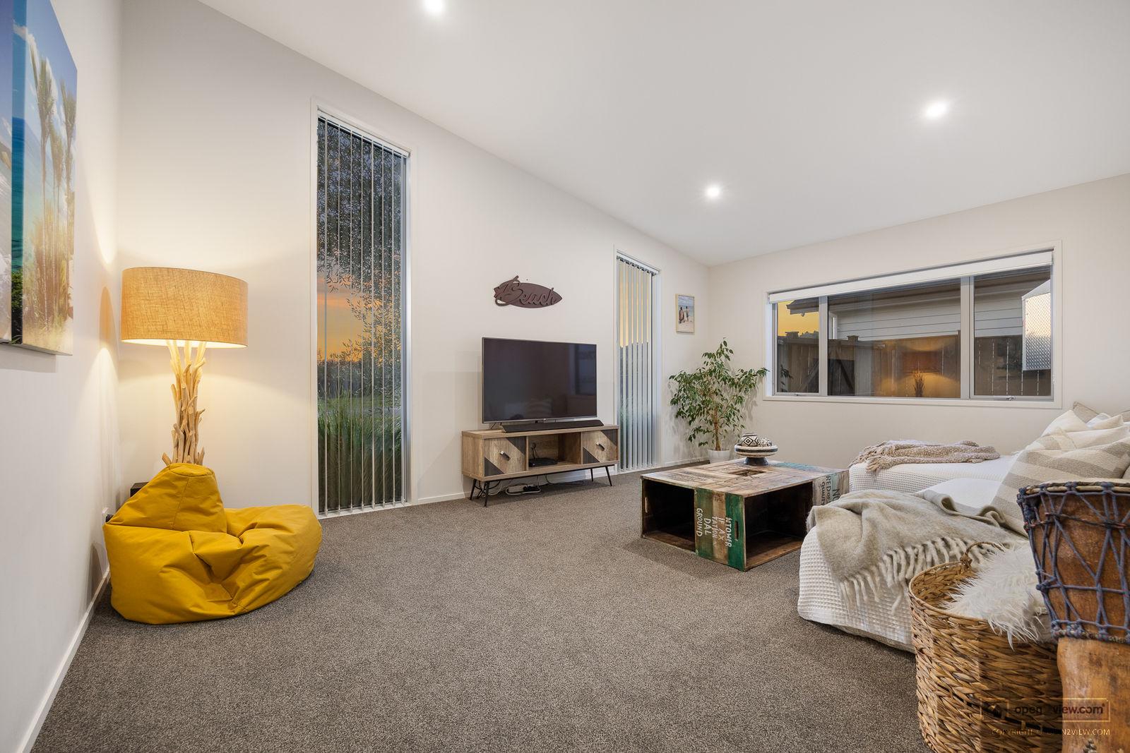 Slider image of 8 Sir Lincoln Drive, Auckland