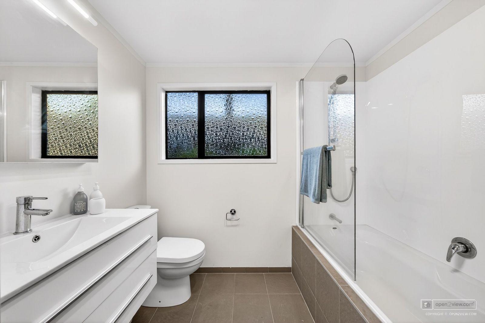 Slider image of 2/10 Sylvan Park Avenue, Auckland
