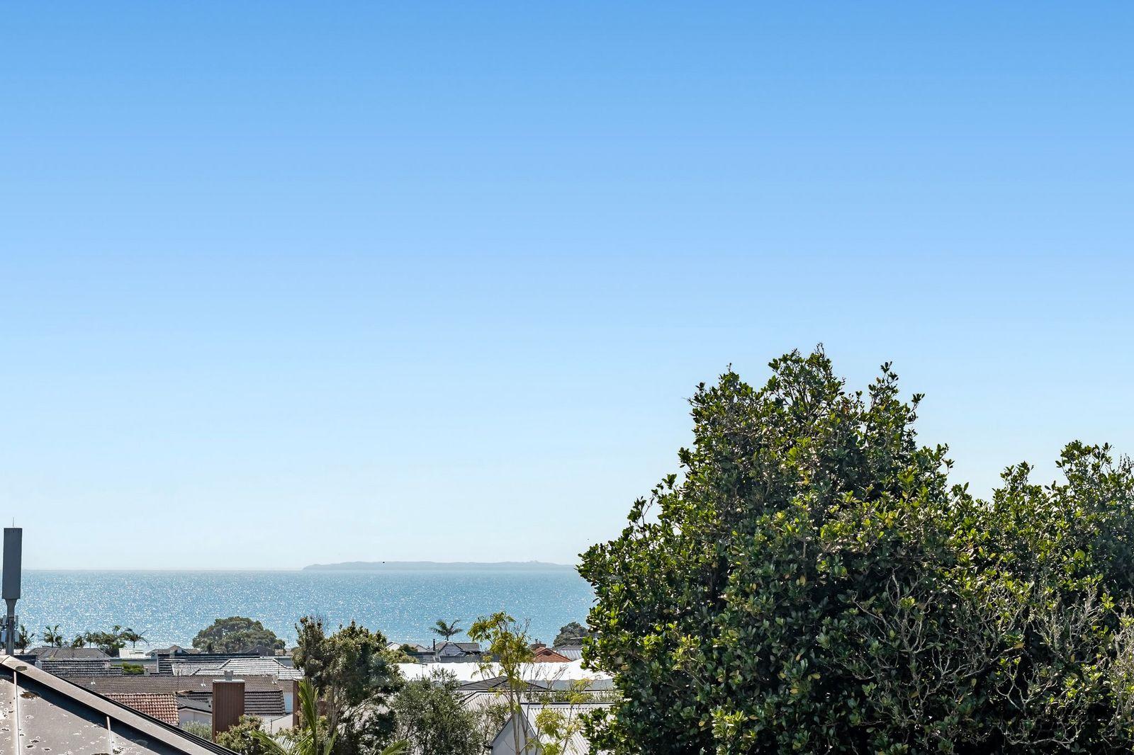 Slider image of 2/10 Sylvan Park Avenue, Auckland