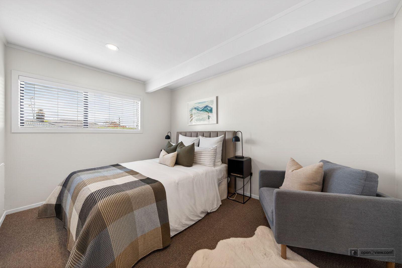 Slider image of 2/10 Sylvan Park Avenue, Auckland