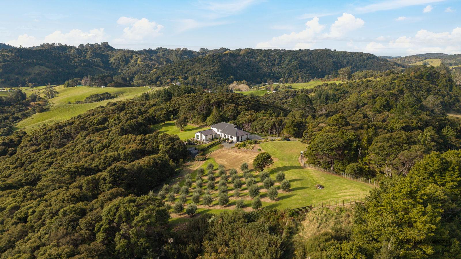 Slider image of 100 McCathie Road, Auckland