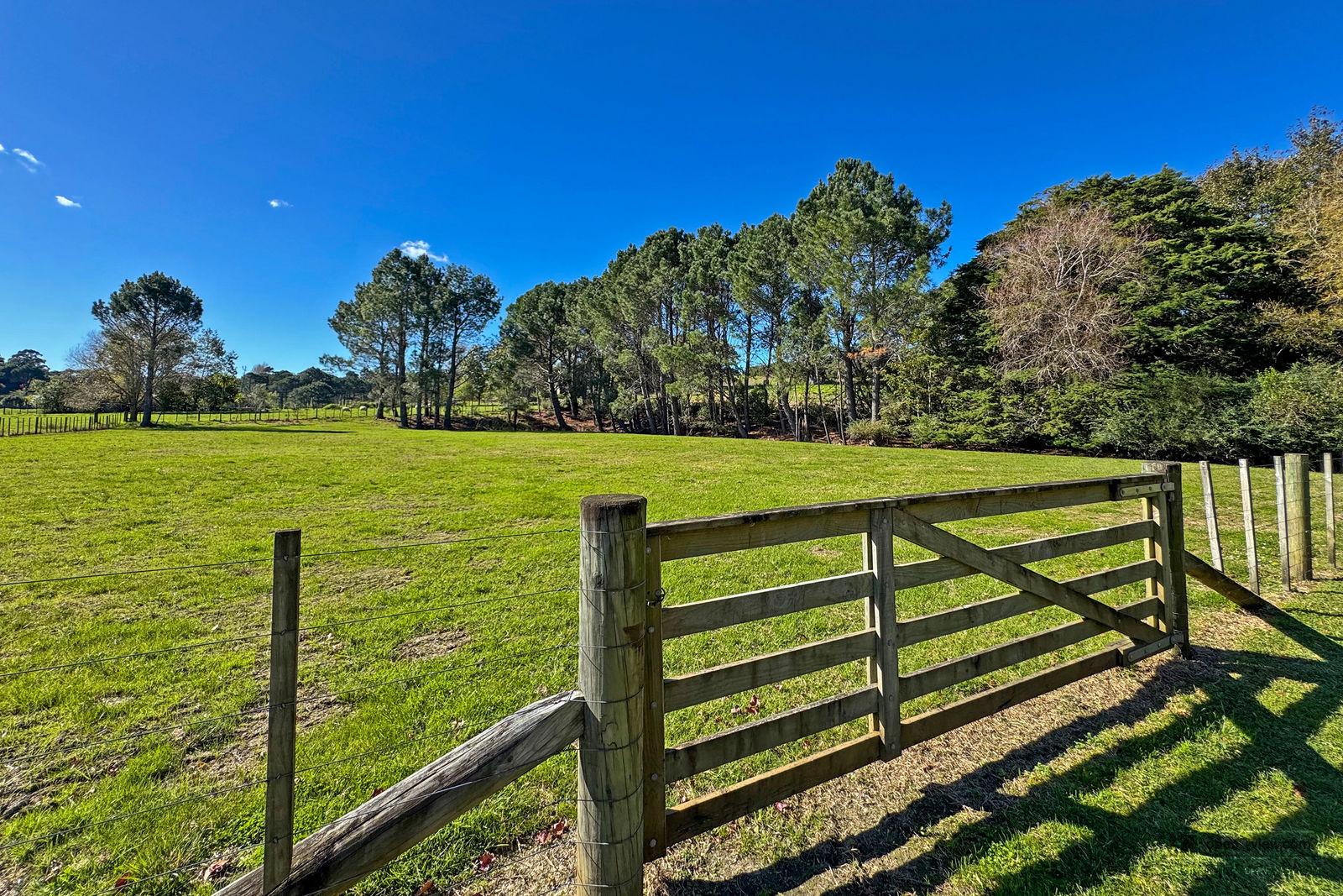 Slider image of 828 Ridge Road, Auckland