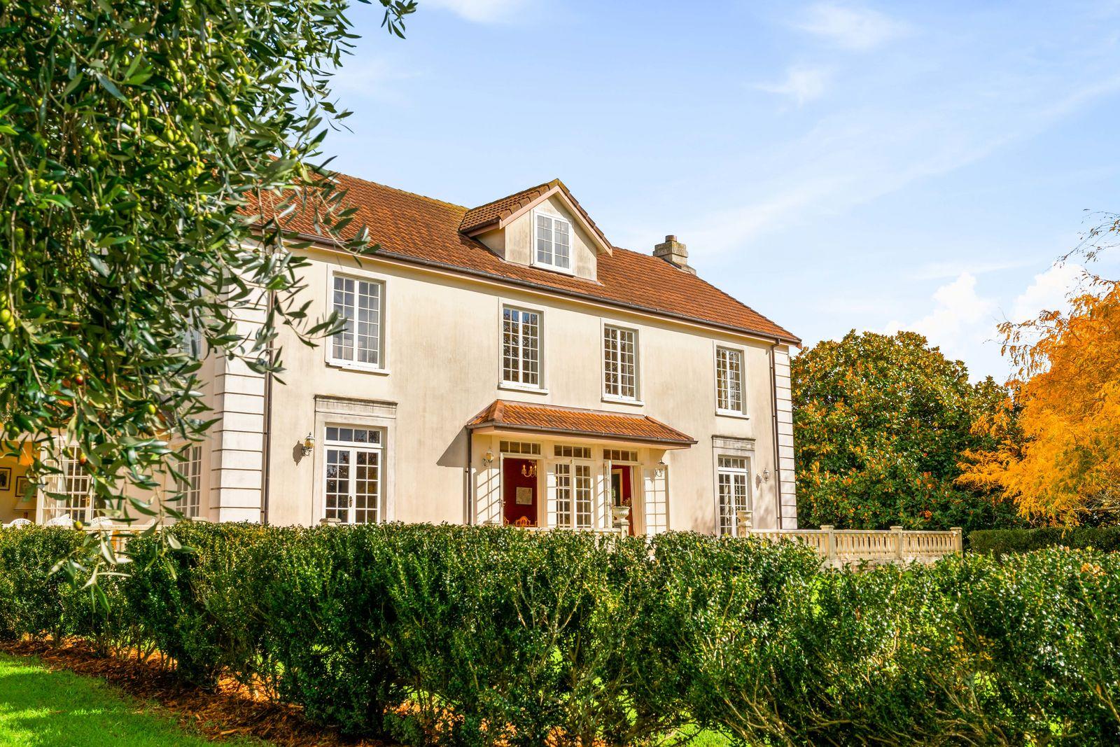Featured image of 84 Three Oaks Drive, Auckland