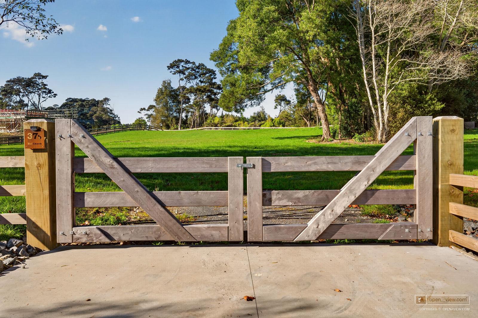 Slider image of B/37 Robinson Road, Auckland