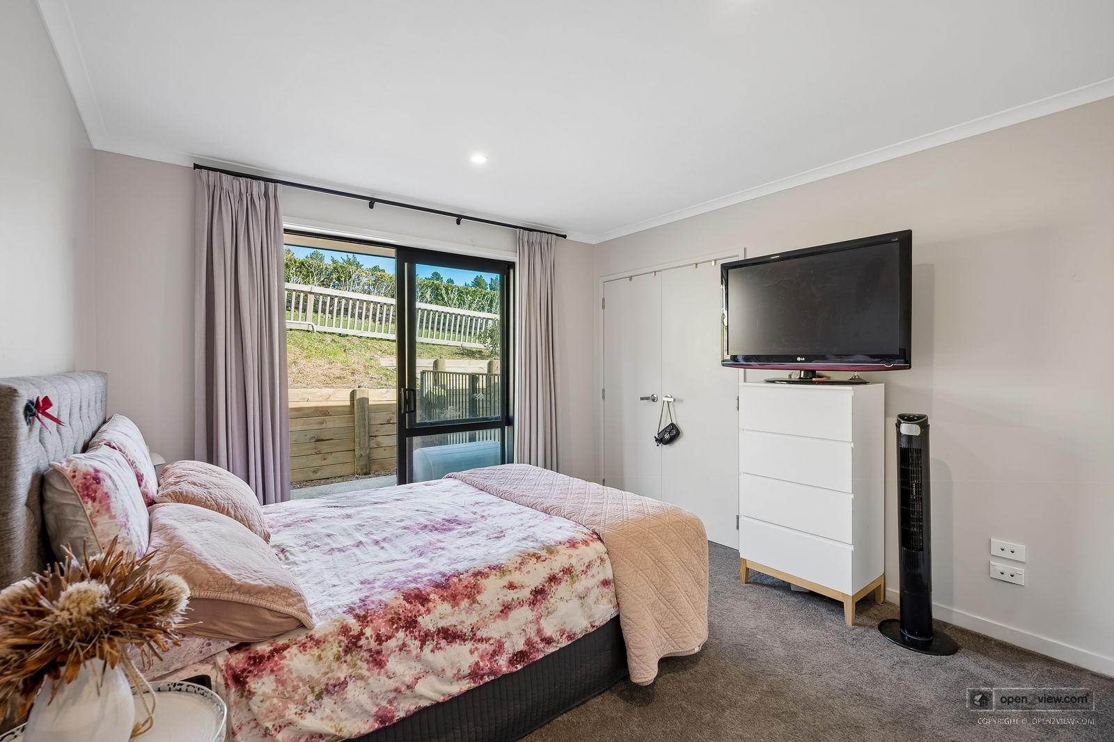 Slider image of 78 Screen Road, Auckland